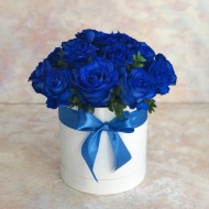 Шляпная коробка из синих роз