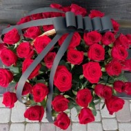 Траурная корзина из роз